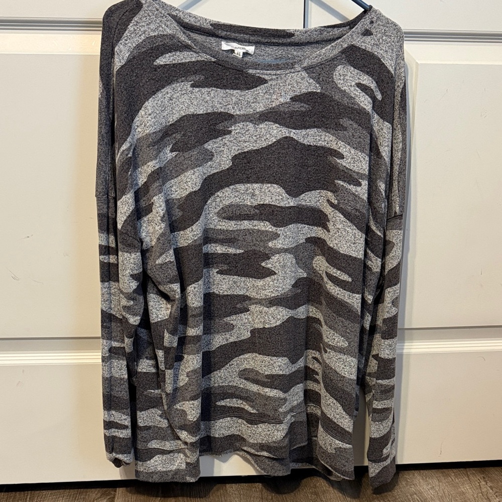 Maurices women’s Sweater in Gray Camouflage